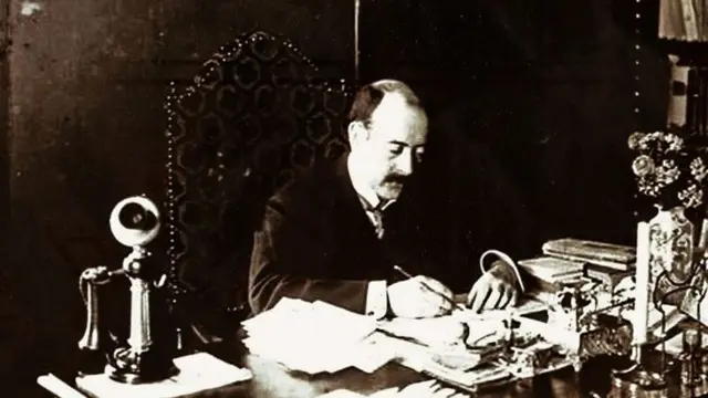 एगास मोनिझ यांना नोबेल पुरस्काराने गौरविण्यात आले.