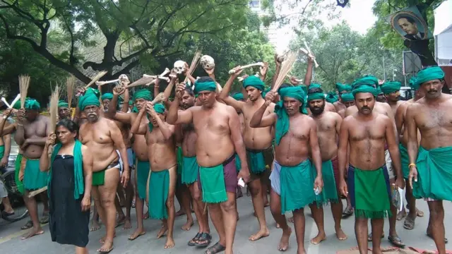 துடைப்பத்தால் அடித்துக் கொள்ளும் போாராட்டம்