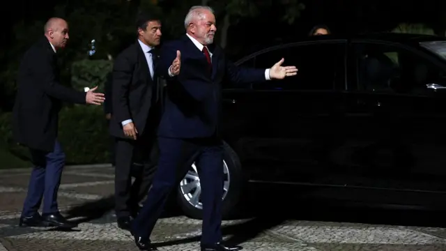 Lula caminha pertoganesha gold jogocarro eganesha gold jogoseguranças e faz gestoganesha gold jogoabrir os braços