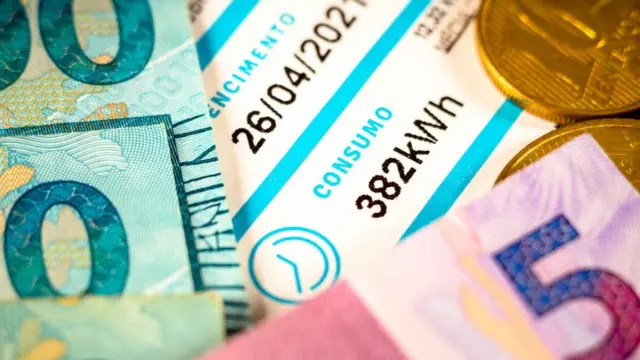 Billetes y factura de electricidad en Brasil