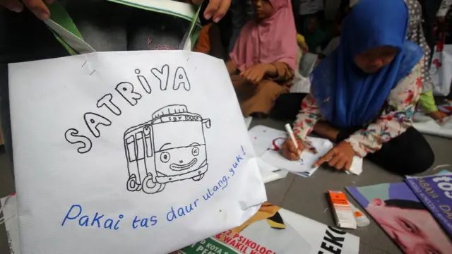 Tas dari alat peraga kampanye di Surabaya.