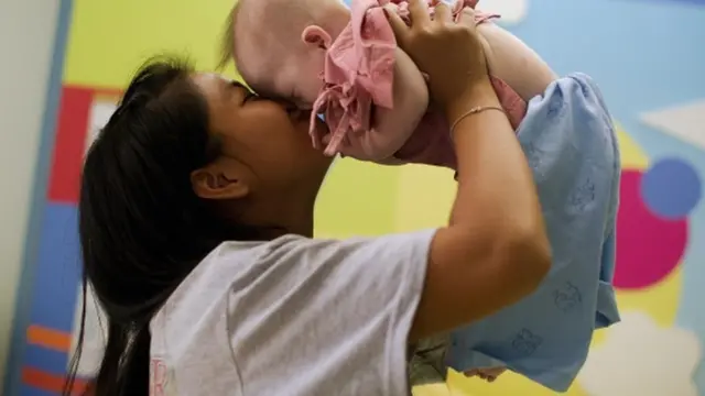 "น้องแกมมี่" เด็กชายที่เกิดจากครรภ์ของ ภัทรมน จันทร์บัว แม่อุ้มบุญชาวไทย ถูกบิดามารดาทิ้งเอาไว้หลังพบว่าเด็กหญิงป่วยเป็นโรคดาวน์ซินโดรม ต่อมารัฐบาลออสเตรเลียตอบรับคำขอของภัทรมน และมอบสัญชาติพลเมืองออสเตรเลียให้กับเขา