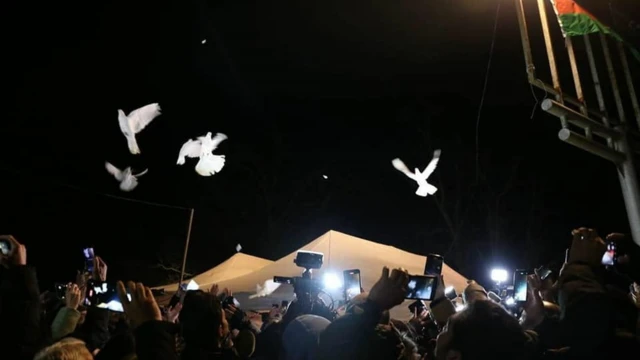 Aksiyada havaya sülh rəmzi göyərçin buraxıblar