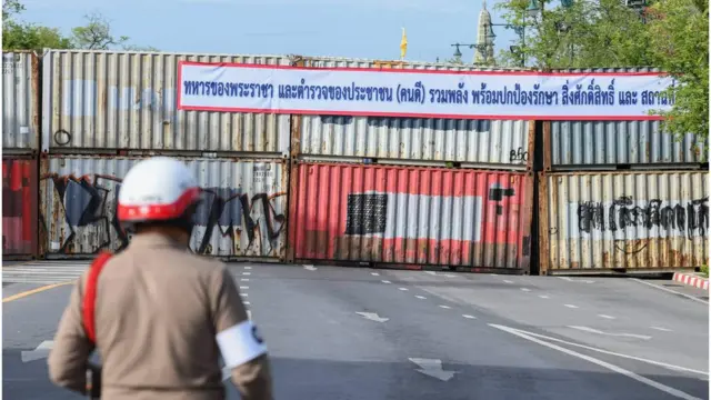คอนเทนเนอร์ถูก ตร. นำมาวางขวาง ถ.ราชดำเนินใน ตั้งแต่ 6 ส.ค. แต่ไม่มีข้อมูลแน่ชัดว่าข้อความที่ปรากฏบนตู้เหล็กถูกปะโดยใคร