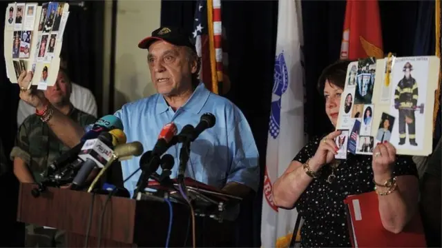 કેએસએમની પહેલી પ્રિ-ટ્રાયલ સમયે પ્રેસ કૉન્ફરન્સને સંબોધતા 9/11ના પીડિતોના પરિવારજનો