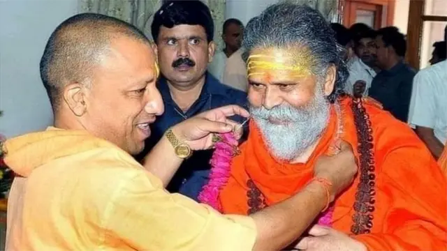 मुख्यमंत्री योगी आदित्यनाथ के साथ नरेंद्र गिरि