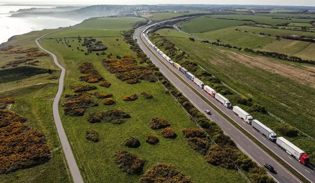 في أبريل/نيسان، أدى سوء الأحوال الجوية، وعطلات عيد الفصح، وتعليق رحلات شركة "بي آند أو فيريز"، إلى ازدحام حول ميناء دوفر، حيث تم احتجاز شاحنات الشحن ومركبات البضائع الثقيلة على الطرق.