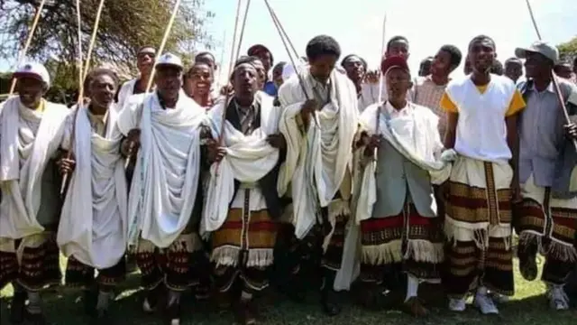 ቄጠላ የተሰኘው ባህላዊ ጭፈራ በቡድን ሲያዜሙ