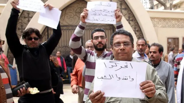 مواطنون يحملون لافتات تندد بالأمن المصري