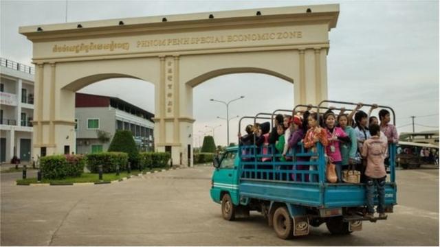 Công nhân dệt may thường được chở từ Phnom Penh đến các nhà máy ở ngoại ô thủ đô