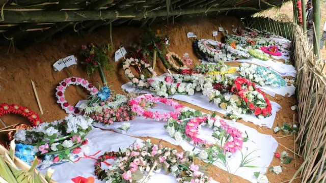 নিহতদের কবরে পুস্পস্তবক।