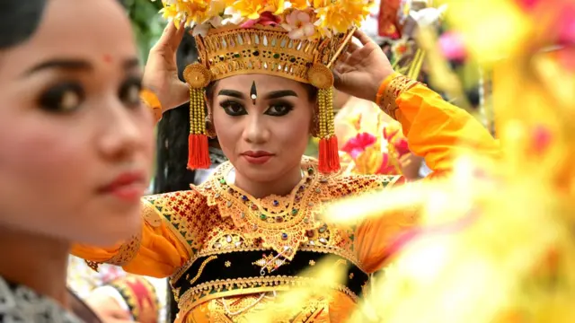 ఇండోనేసియాలోని బాలిలో సంప్రదాయ ప్రదర్శన