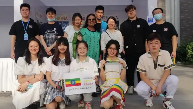 ቹንጋይ ከሥራ ባልደረባዋ እና ተማሪዎቿ ጋር