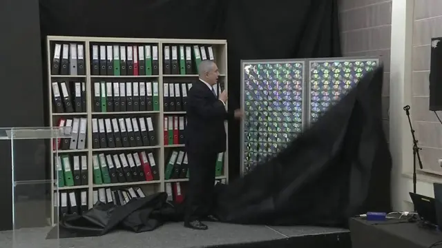 ኔታኒያሁ ከኢራን የተዘረፉ ናቸው የተባሉ ኒውክሌር ግንባታን የተመለከቱ ሰነዶችን ይፋ ባደረጉበት ጊዜ