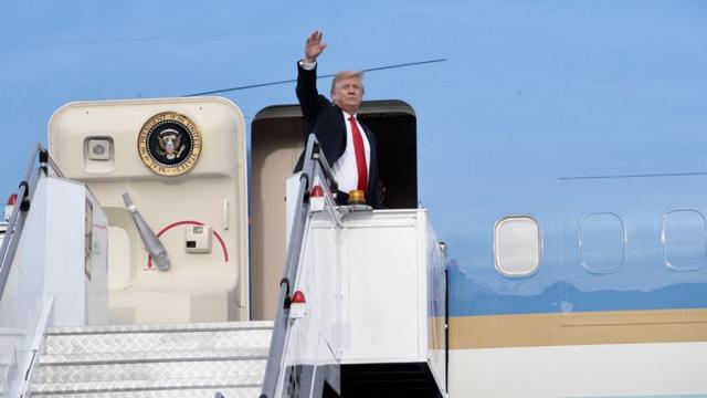 A handout photo made available by the Ministry of Communications and Information (MCI) of Singapore shows US President Donald J. Trump waving goodbye before departing from Paya Lebar Air Base in Singapore, 12 June 2018, after his meeting with North Korean leader Kim Jong-un at the Capella Hotel on Sentosa Island. EPA/SINGAPORE MINISTRY OF COMMUNICATIONS AND INFORMATION HANDOUT HANDOUT EDITORIAL USE ONLY/NO SALES/NO ARCHIVES
