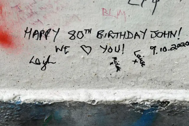 граффити на стене студии Эбби-роуд