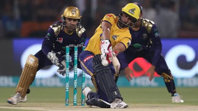 پشاور کی جانب سے لیئم ڈاسن نے شاندار بلے بازی کی اور 62 رنز بنائے۔