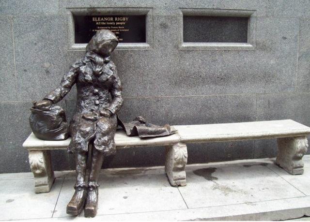 Estatua dedicada a Eleanor Rigby en la calle Stanley de Liverpool, Inglaterra.