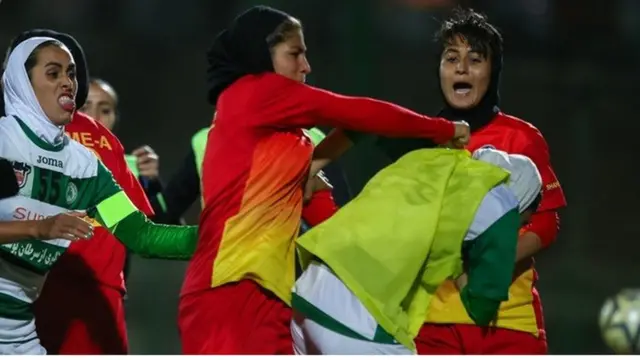 دیدار تیم های ذوب آهن اصفهان و شهرداری سیرجان