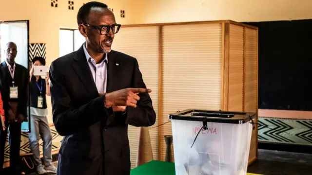 Пол Кагаме на ибзирательном участке в августе 2017 года