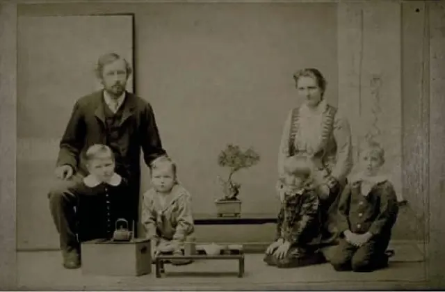 Hinton con su familia en Japón.
