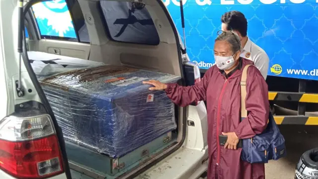 Emmy menjemput peti jenazah PMI nonprosedural di Kupang, NTT.