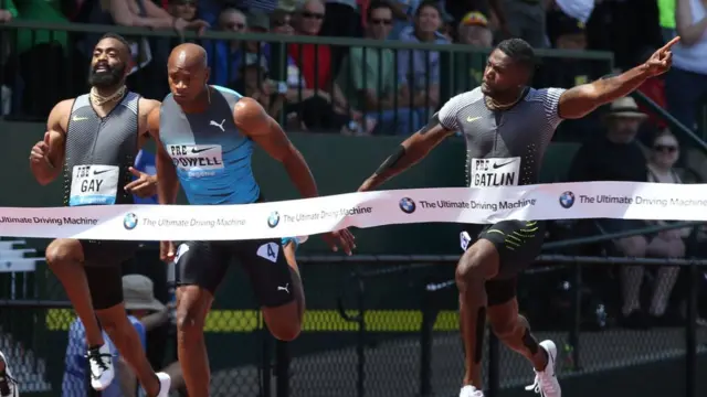 Tyson Gay, Asafa Powell y Justin Gatlin en una competencia atlética.