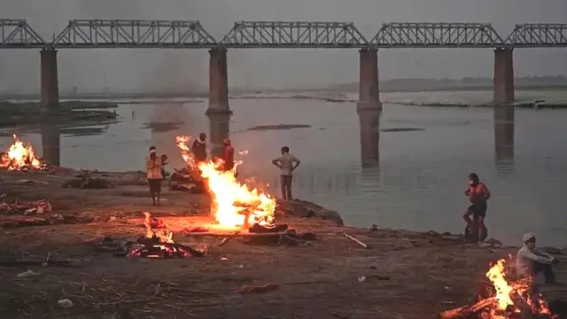 ਇਲਾਹਾਬਾਦ ਵਿੱਚ ਗੰਗਾ ਨਦੀ ਕੰਢੋ ਮ੍ਰਿਤਕਾਂ ਦਾ ਦਾਹ ਸੰਸਕਾਰ ਕੀਤਾ ਜਾ ਰਿਹਾ