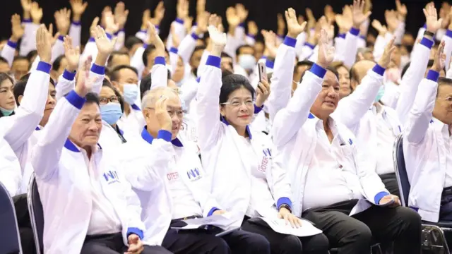 นายสมพงษ์ อมรวิวัฒน์ หัวหน้าพรรค, นายชัยเกษม นิติสิริ แคนดิเดตนายกฯ ในบัญชีพรรค, คุณหญิงสุดารัตน์ เกยุราพันธุ์ แคนดิเดตนายกฯ ในบัญชีพรรค (ซ้ายไปขวา) เมื่อครั้งยังร่วมทีมเพื่อไทย