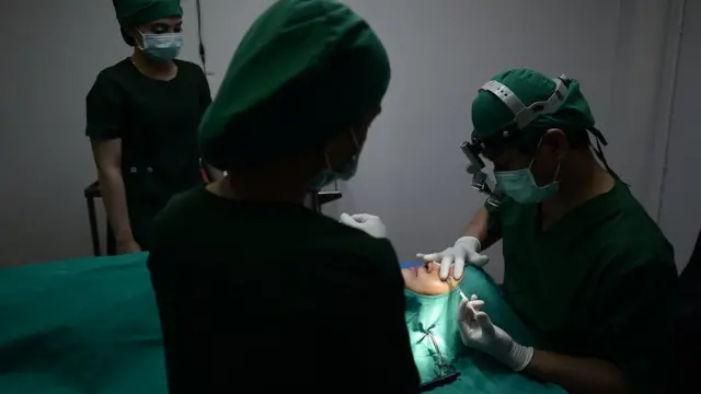 นพ.อดุลย์ชัยเริ่มกระบวนการผ่าตัดเปลือกตา