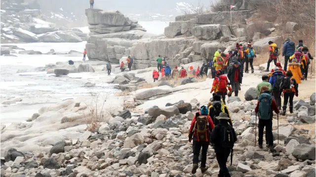 한탄강변을 트래킹하고 있는 사람들
