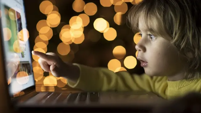 Ребенок у экрана