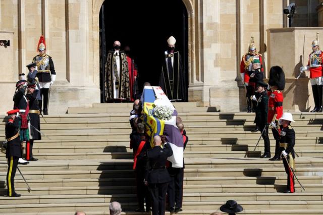 Caixão do duque de Edimburgo chega na capela onde aconteceu o funeral