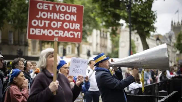 معارضون لجونسون يتظاهرون خارج مقر الحكومة الاثنين