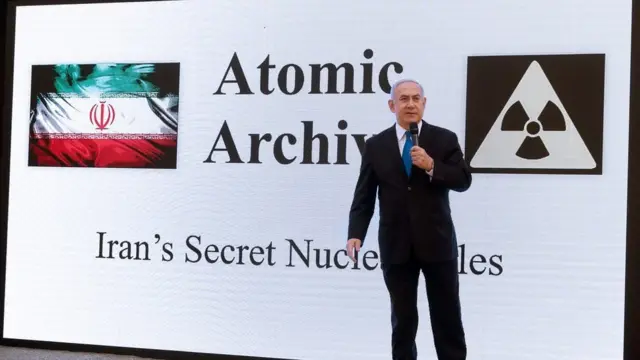 نتانياهو خلال عرضه لما وصفها بالنشاط النووي السري لإيران في وزارة الدفاع الاسرائيلية عام 2018