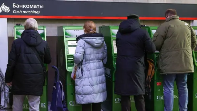 ဘဏ်တွေမှာ ငွေတန်းစီထုတ်နေကြ