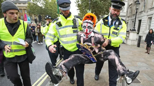 Manifestante do Extinction Rebellion é detido pela polícia durante protesto no centrorobo lotofacil onlineLondres