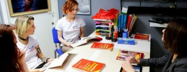 ఇంగ్లిష్ నేర్చుకుంటున్న డ్యాన్సర్లు