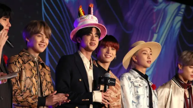 병역특례법이 통과되지 않으면 1992년생 BTS 멤버 진은 내년에 입대해야 한다