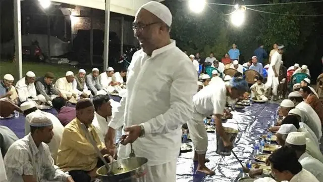 रमजान के दौरान प्रदेश के अलपसंख्यक लोगों को खाना परोसते हुए (फ़ाइल तस्वीर)