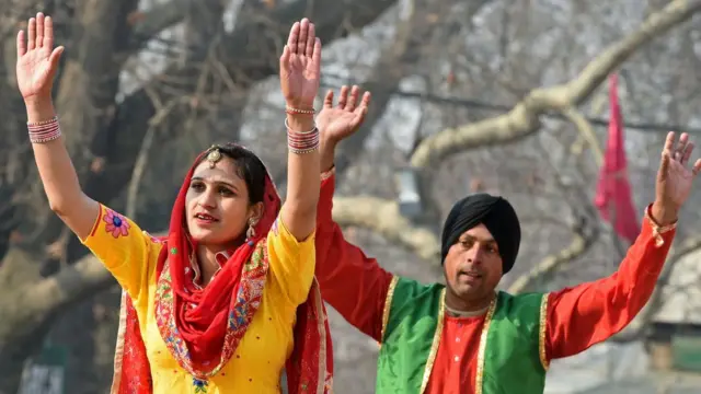 印度邊防安全部隊成員在閲兵日上表演舞蹈