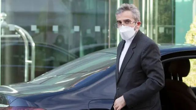 كبير المفاوضين النوويين الإيرانيين علي باقري كاني يصل إلى قصر كوبورغ، مكان اجتماع خطة العمل الشاملة المشتركة في فيينا.