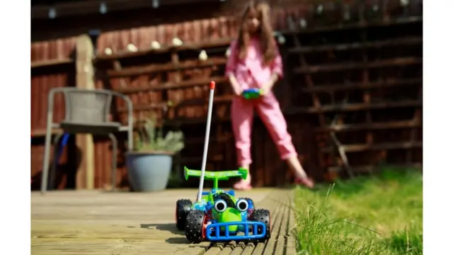 Mainan, virus corona