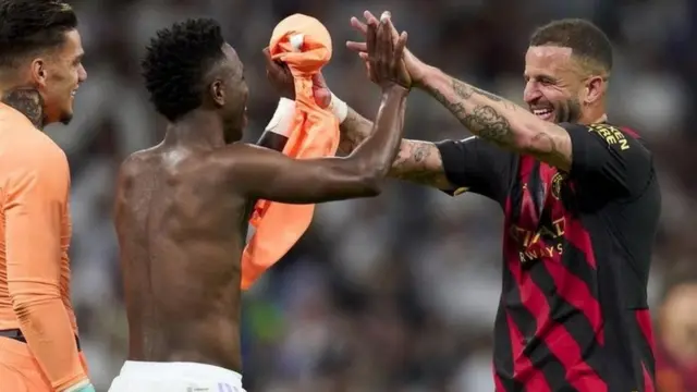 فينيسيوس جونيور وكايل ووكر دارت بينهما معركة خاصة على أرض الملعب في مباراة الذهاب على ملعب مدريد