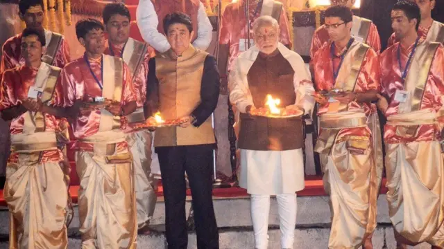 દશાશ્વમેઘ ઘાટ પર ગંગા આરતી દરમિયાન શિંજો આબે અને નરેન્દ્ર મોદી