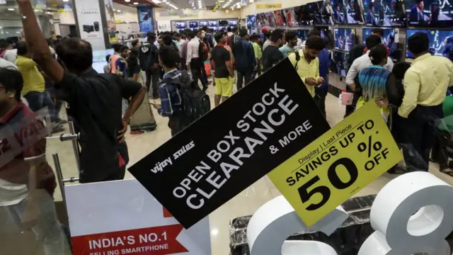 दुकानों में सेल