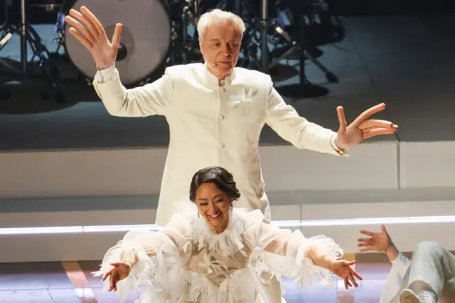 Stephanie Hsu, quien estaba nominada a mejor actriz de reparto, y David Byrne en el escenario del teatro Dolby.
