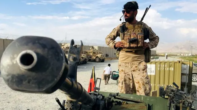 બગરામથી અમેરિકન સેનાના ગયા બાદ નિરીક્ષણ કરતો અફઘાન સૈનિક