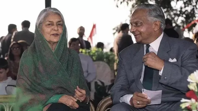 மகாராணி காயத்ரி தேவி தனது மகன் கர்னல் பவானி சிங்குடன்