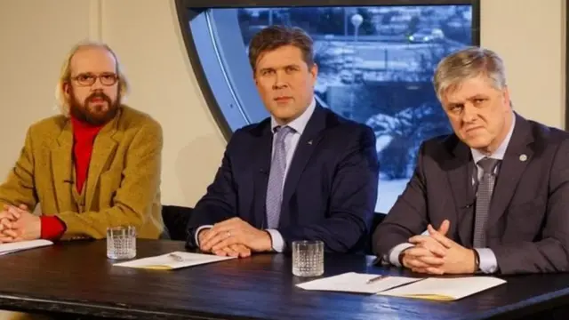 आइसलैंड के प्रधानमंत्री अपने सहयोगियों के साथ